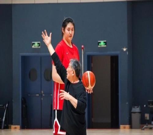 中國女籃熱身賽56分大勝國際女籃聯(lián)隊引熱議球迷吐槽對手太差了