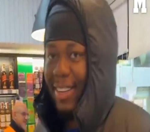 尼日利亞主播穿著馬競(jìng)外套去買(mǎi)《馬卡報(bào)》，被錯(cuò)認(rèn)成了盧克曼