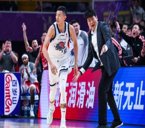 山東男籃挺進杯賽四強，陳林堅爆發(fā)，說明書已找到