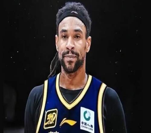 離譜！戴著耳機(jī)刷手機(jī)，廣東強(qiáng)援躺平，杜鋒拿他沒辦法，快裁掉吧