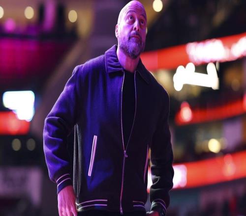 亞當(dāng)斯賽季報(bào)銷，火箭不簽新中鋒斯通給出解釋：前場籃板仍第1