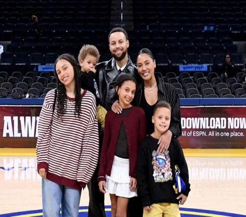 庫里全家福：37歲全明星首發(fā)，5960萬年薪NBA第一，4個(gè)娃都像他