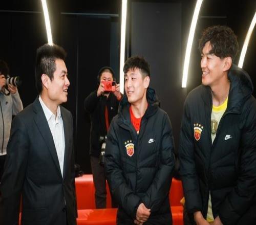 前有上海銀行、后擁上汽集團(tuán)，中超三連冠海港攜兩大合作方出征新賽季中超