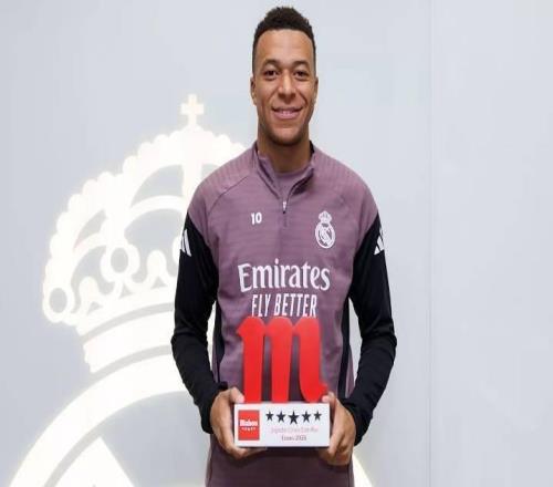 榮耀時刻，姆巴佩在訓(xùn)練基地領(lǐng)取了皇馬1月最佳球員獎杯