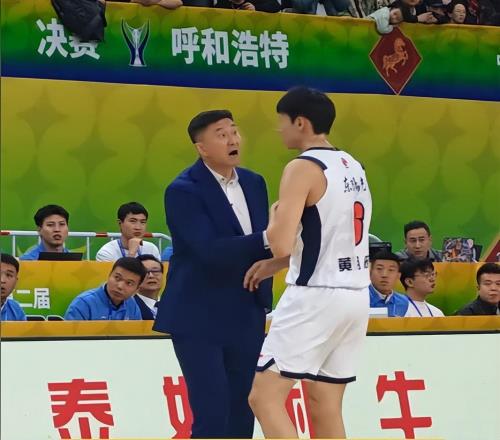 破案！黃明依下半場(chǎng)被杜鋒棄用的原因找到，廣東球迷說出大實(shí)話