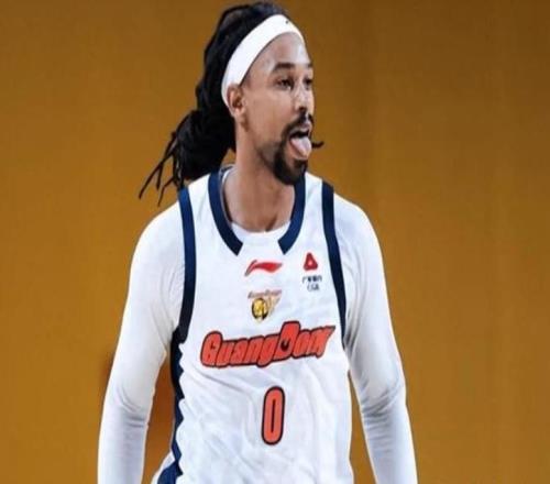 CBA最荒唐一幕！廣東慘敗夜薩林杰卻笑了：場邊玩手機直接擺爛了