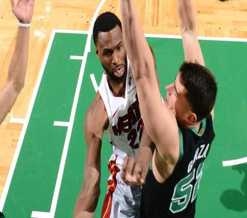 布朗29+7武神首秀，熱火雙星帶不動熱巴，綠軍22分逆轉(zhuǎn)升東部第二