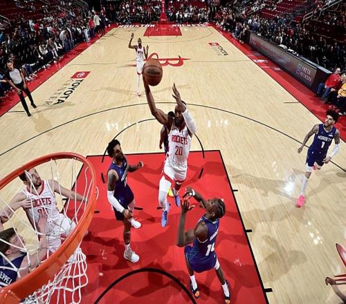 本來進攻就一片混亂，結果火箭還讓他長時間留在場上拖累空間