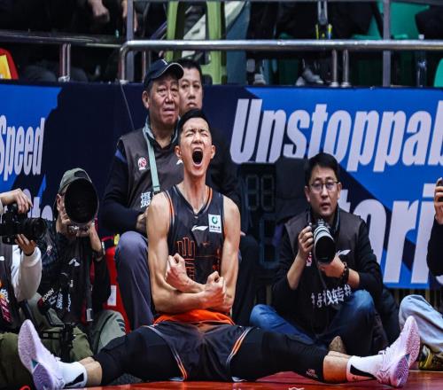 四川隊(duì)惹怒籃協(xié)，杜鋒指望受傷外援，陳林堅(jiān)19分立功，盧偉夸兩人