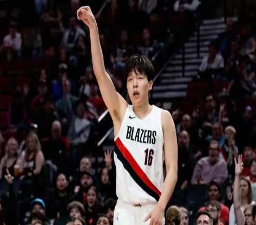 20分驚天逆轉(zhuǎn)！開(kāi)拓者青年軍掀翻灰熊，內(nèi)線(xiàn)新星17板背后藏暗涌