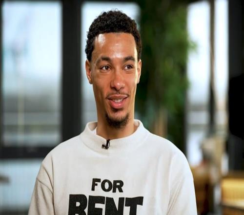 ?；倏耍簝簳r(shí)偶像是內(nèi)馬爾和本澤馬我很喜歡利物浦口音