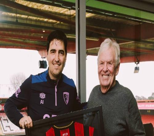 執(zhí)教100場英超里程碑，伯恩茅斯主席為伊勞拉送上紀(jì)念球衣