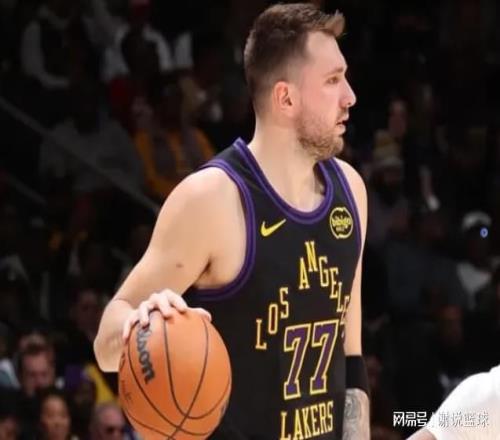 湖人戰(zhàn)勇士熱度驟降，雙方共有四巨星缺陣，詹姆斯成唯一看點(diǎn)