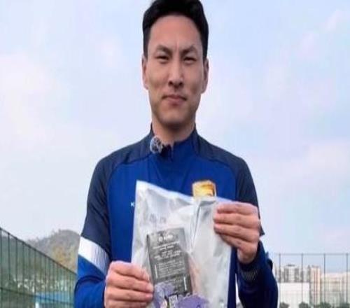 前鋒閆鵬隨鯤城冬訓(xùn)，他曾幫助英博完成中冠到中超的三連跳