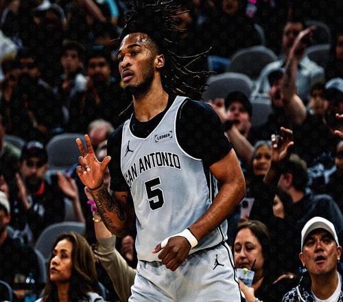 40分12板12助3斷1帽！馬刺4號(hào)秀刷爆NBA紀(jì)錄，新一代戰(zhàn)神卡誕生