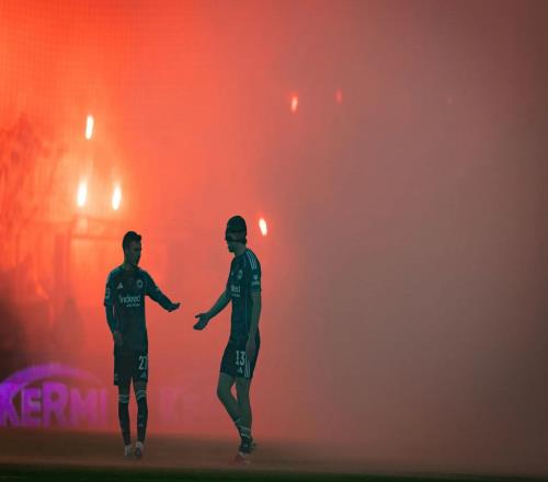 慶祝俱樂部成立60周年，柏林聯(lián)合球迷在看臺大放焰火導(dǎo)致比賽暫停