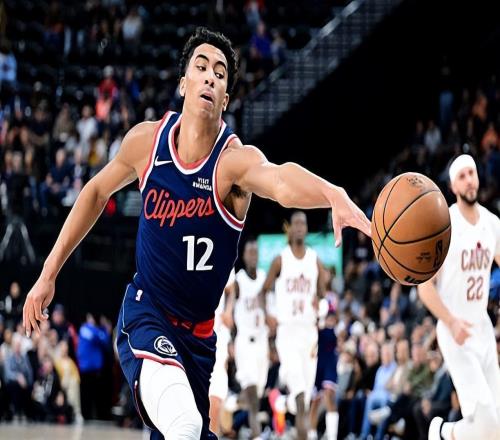 打了沒(méi)幾分鐘直接被打爆了！快船后場(chǎng)新星的穩(wěn)定性還是差了一些