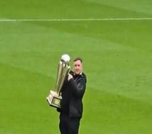 飛鏢冠軍、曼聯(lián)球迷利特勒現(xiàn)場嘲諷熱刺球迷，離場時(shí)被辱罵