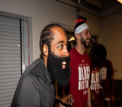 末節(jié)15分連中關(guān)鍵球！哈登騎士首秀成逆轉(zhuǎn)功臣轟23+8減壓米切爾