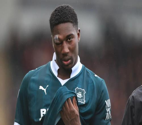 慎入，普利茅斯球員佩普爾比賽中眼睛被撞得腫到睜不開