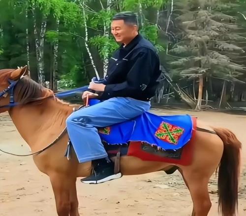 杜鋒回老家，陪家人過年！騎馬游玩，笑到樂呵呵