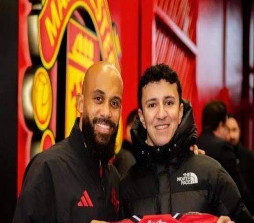 紅牛F1車隊(duì)車手哈賈爾現(xiàn)場觀看曼聯(lián)vs熱刺，并獲贈姆伯莫球衣