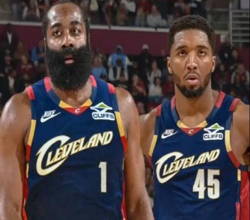 加盟就起作用，哈登關(guān)鍵三分逆轉(zhuǎn)對(duì)手，騎士終于迎來(lái)詹姆斯！