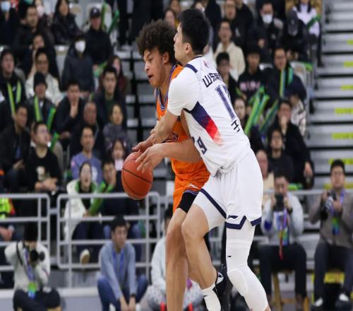 不愧是讓郭艾倫打替補(bǔ)的男人！5分鐘5犯離場(chǎng)，球迷：你有什么卵用