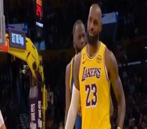 錯哥首秀爆登了！格林怒噴詹姆斯，拳打里夫斯！