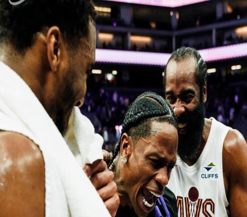 TravisScott現(xiàn)場(chǎng)觀戰(zhàn)哈登騎士首秀，兩人賽后激情相擁