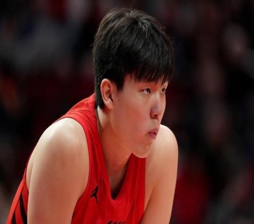 裁判針對(duì)楊瀚森，3分鐘3犯太離譜！小楊沒(méi)受影響，賽后敘舊換球衣