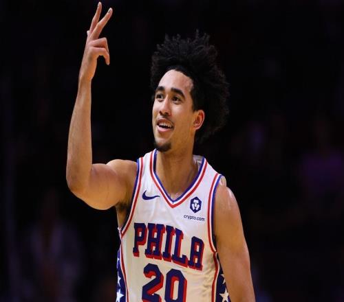 2年級麥凱恩首次代表雷霆隊出戰(zhàn)，便贏得了全場球迷的熱烈掌聲