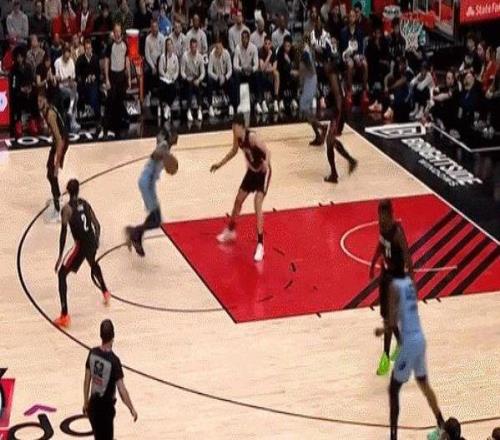 3分鐘內(nèi)被吹3犯楊瀚森主場(chǎng)被裁判“重點(diǎn)照顧”