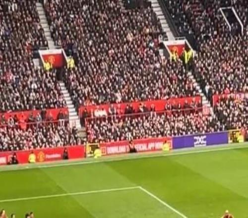 曼聯(lián)精妙角球戰(zhàn)術(shù)，馬奎爾佯攻吸引防守，梅努精準助攻姆伯莫