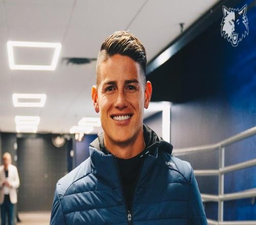 J羅現(xiàn)場觀戰(zhàn)森林狼，向戈貝爾贈送球衣&獲贈簽名球衣