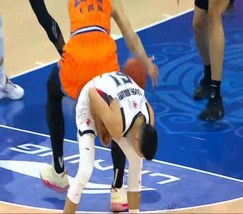 意外的潰敗，弗格單節(jié)爆砍20分！山東男籃窩火1戰(zhàn)，邱彪多次憤怒