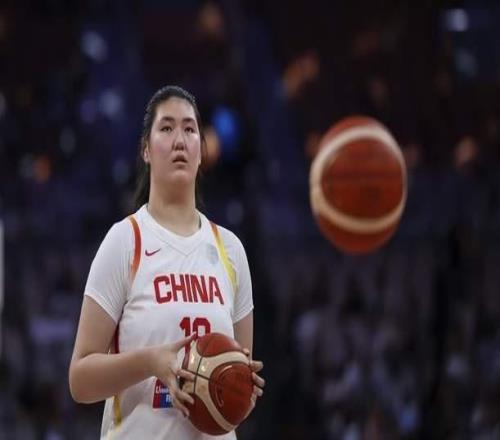 2米26巨塔爆發(fā)，宮魯鳴為她指明成才路，未來(lái)或扛起中國(guó)女籃大旗