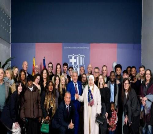 世體報道拉波爾塔本屆主席卸任日：溫情滿滿，與球員家屬合影