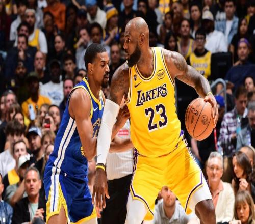 庫(kù)里詹皇耳語(yǔ)引猜想！勇士多人獻(xiàn)擁抱證地位41歲單核20+10刷紀(jì)錄