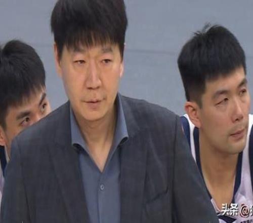 邱彪：于德豪5分鐘領(lǐng)到5次犯規(guī)特別不理智，這是比賽中絕對不允許