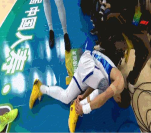 廣廈男籃遭重創(chuàng)：孫銘徽崴腳痛苦倒地無法行走被背回更衣室
