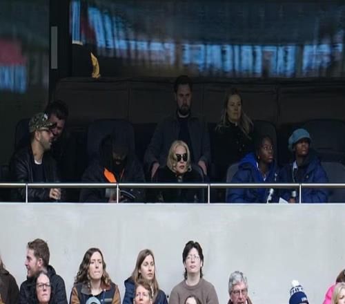 67歲麥當(dāng)娜觀戰(zhàn)切爾西女足vs熱刺女足，倆養(yǎng)女在熱刺U14踢球