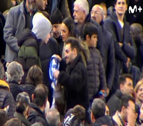 一皇馬球迷出現(xiàn)在瓦倫西亞主隊(duì)看臺(tái)，遭瓦倫球迷侮辱和吐口水