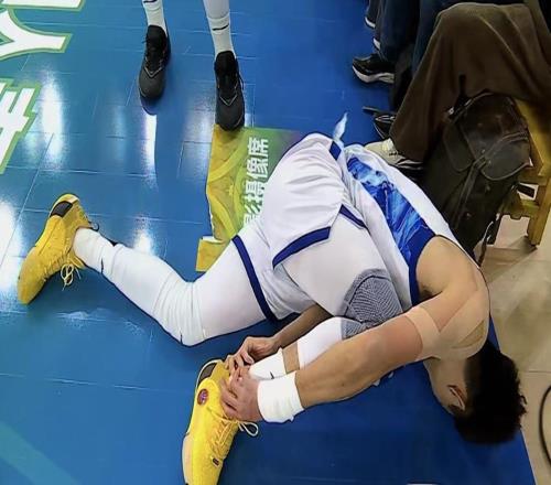 突發(fā)！孫銘徽杯賽突破過程90崴腳，表情痛苦，期待無礙吧！