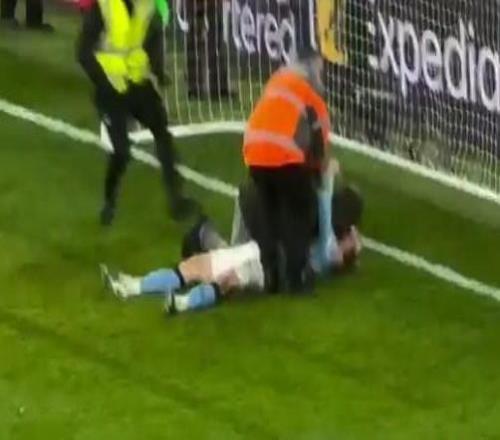 其實(shí)我只想安靜地躺會(huì)兒，在昨日比賽最后時(shí)刻哈蘭德被一球迷緊抱