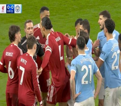 一戰(zhàn)三次爭議判罰！薩拉赫被拉倒無點，利物浦球員集體暴怒