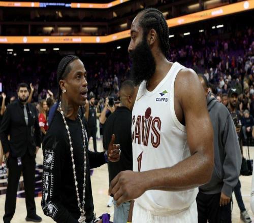 哈登代表騎士隊(duì)首秀后，忠實(shí)粉絲說唱歌手突然出現(xiàn)在賽后采訪現(xiàn)場