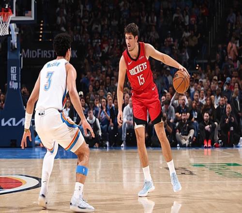 看起來狀態(tài)恢復(fù)了一些，但火箭探花郎在場上的效果依然不太理想