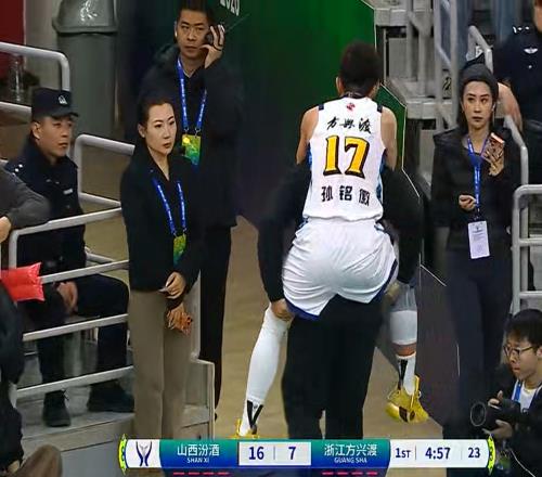 突發(fā)！廣廈隊(duì)后場主力球員意外重傷，被隊(duì)友背出場令人擔(dān)憂