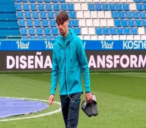 模仿C羅挪可樂、赤腳踩場(chǎng)，比爾曼切維奇尚未上場(chǎng)已成焦點(diǎn)